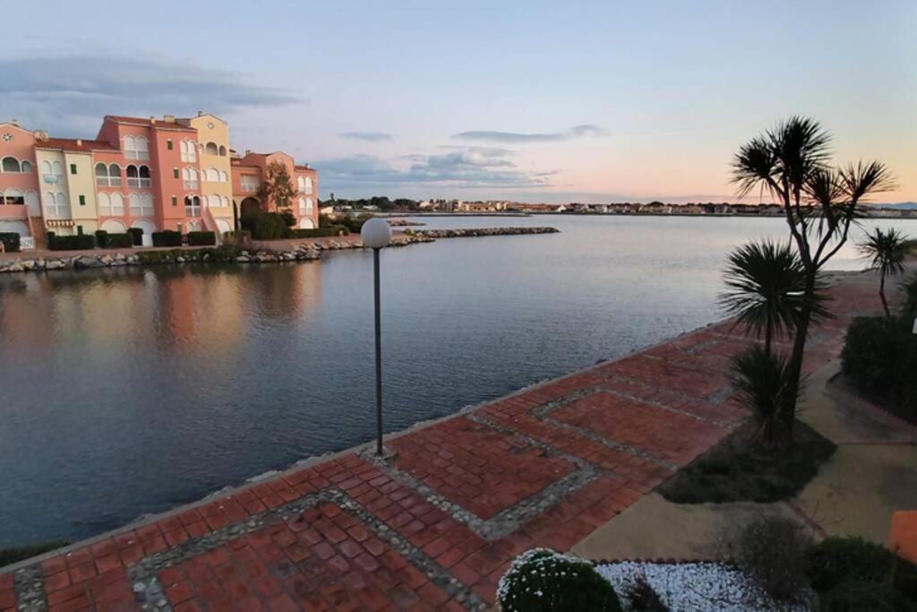 Bel Appartement Vue Sur Le Lac Marin Avec Piscine 르발카레스 외부 사진